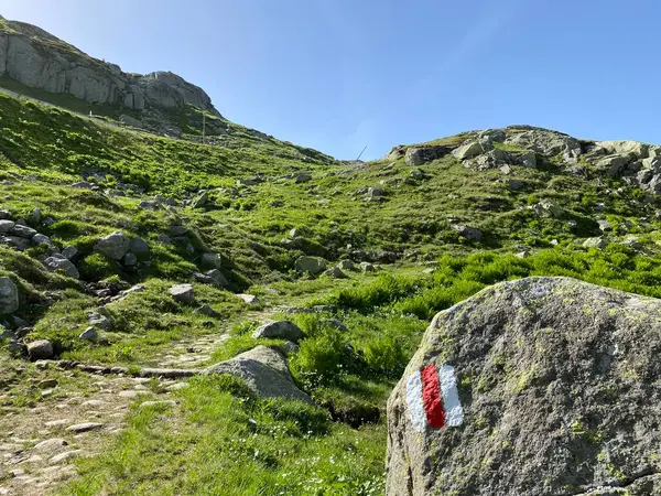 İsviçre 'nin sonbahar Alp mevsiminde ve St. Gotthard geçidi (Gotthardpass) dağ bölgesinde yürüyüş yolları veya dağcılık rotaları, Airolo - Ticino Kantonu (Tessin), İsviçre (Schweiz)