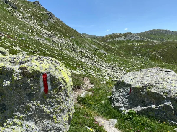 stock image Hiking trails or mountaineering routes in the autumn Swiss Alpine environment and in the St. Gotthard pass (Gotthardpass) mountain area, Airolo - Canton of Ticino (Tessin), Switzerland (Schweiz)