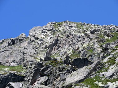 İsviçre 'de yaz mevsiminde ve St. Gotthard geçidinde (Gotthardpass) kayalar ve taşlar, Airolo - Ticino Kantonu (Tessin), İsviçre (Schweiz)