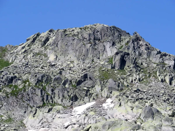 Airolo Canton Ticino Tessin Switzerland Schweiz 夏季瑞士阿尔卑斯山环境和St Gotthard山口 Gotthardpass 山区的岩石和石头 — 图库照片