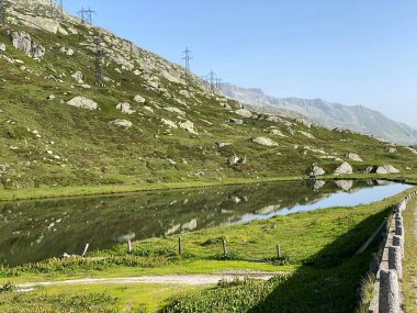 Saint Gotthard Geçidi 'nin İsviçre alp bölgesinde (Gotthard Geçidi) Lago di Rodont Gölü' nde (Rodont Gölü) yaz atmosferi, Airolo - Ticino Kantonu (Tessin), İsviçre (Schweiz)