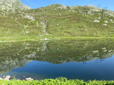 Saint Gotthard Geçidi 'nin İsviçre alp bölgesinde (Gotthard Geçidi) Lago di Rodont Gölü' nde (Rodont Gölü) yaz atmosferi, Airolo - Ticino Kantonu (Tessin), İsviçre (Schweiz)