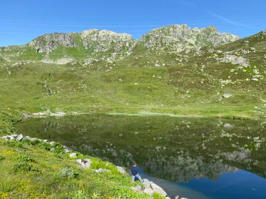 Saint Gotthard Geçidi 'nin İsviçre alp bölgesinde (Gotthard Geçidi) Lago di Rodont Gölü' nde (Rodont Gölü) yaz atmosferi, Airolo - Ticino Kantonu (Tessin), İsviçre (Schweiz)