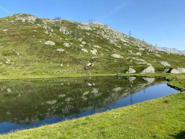 Saint Gotthard Geçidi 'nin İsviçre alp bölgesinde (Gotthard Geçidi) Lago di Rodont Gölü' nde (Rodont Gölü) yaz atmosferi, Airolo - Ticino Kantonu (Tessin), İsviçre (Schweiz)