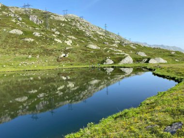 Saint Gotthard Geçidi 'nin İsviçre alp bölgesinde (Gotthard Geçidi) Lago di Rodont Gölü' nde (Rodont Gölü) yaz atmosferi, Airolo - Ticino Kantonu (Tessin), İsviçre (Schweiz)