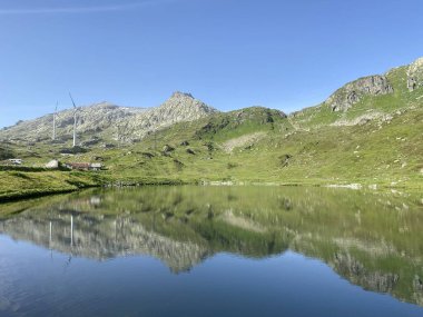 Saint Gotthard Geçidi 'nin İsviçre alp bölgesinde (Gotthard Geçidi) Lago di Rodont Gölü' nde (Rodont Gölü) yaz atmosferi, Airolo - Ticino Kantonu (Tessin), İsviçre (Schweiz)