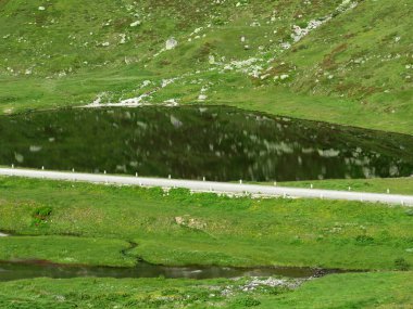 Saint Gotthard Geçidi 'nin İsviçre alp bölgesinde (Gotthard Geçidi) Lago di Rodont Gölü' nde (Rodont Gölü) yaz atmosferi, Airolo - Ticino Kantonu (Tessin), İsviçre (Schweiz)