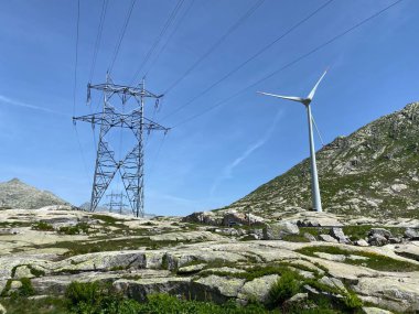 Gotthard rüzgar tarlasında (der Pfad der Energie) veya Windpark St. Gotthard 'da ve Gotthard Geçidi' nin (Gotthard Geçidi) dağlık alp bölgesinde, Airolo - İsviçre (Schweiz)