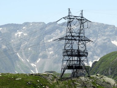 Gotthard rüzgar tarlasında (der Pfad der Energie) veya Windpark St. Gotthard 'da ve Gotthard Geçidi' nin (Gotthard Geçidi) dağlık alp bölgesinde, Airolo - İsviçre (Schweiz)