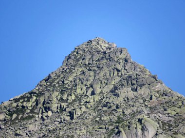 İsviçre Alpleri 'ndeki Winterhorn zirvesi (2661 m) veya Pizzo d' Orsino dağı ve St. Gotthard Geçidi (Gotthardpass), Airolo - Ticino Kantonu (Tessin), İsviçre (Schweiz)