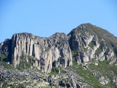 Blauberg zirvesi (2729 m) İsviçre Alpleri 'nin ve St. Gotthard Geçidi' nin (Gotthard Geçidi) bölgesinde, Airolo - Ticino Kantonu (Tessin), İsviçre (Schweiz)