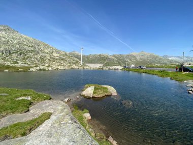 Saint Gotthard Geçidi 'nin İsviçre alp bölgesinde (Gotthard Geçidi) Lago di San Carlo Gölü üzerinde yaz atmosferi, Airolo - Ticino Kantonu (Tessin), İsviçre (Schweiz)