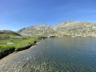 Saint Gotthard Geçidi 'nin İsviçre alp bölgesinde (Gotthard Geçidi) Lago di San Carlo Gölü üzerinde yaz atmosferi, Airolo - Ticino Kantonu (Tessin), İsviçre (Schweiz)