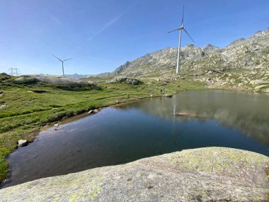 Saint Gotthard Geçidi 'nin İsviçre alp bölgesinde (Gotthard Geçidi) Lago di San Carlo Gölü üzerinde yaz atmosferi, Airolo - Ticino Kantonu (Tessin), İsviçre (Schweiz)