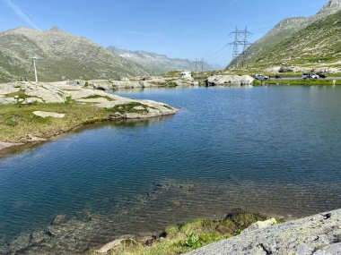 Saint Gotthard Geçidi 'nin İsviçre alp bölgesinde (Gotthard Geçidi) Lago di San Carlo Gölü üzerinde yaz atmosferi, Airolo - Ticino Kantonu (Tessin), İsviçre (Schweiz)