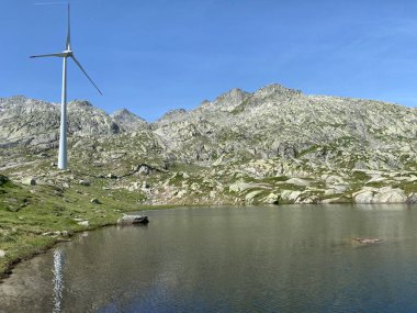 Saint Gotthard Geçidi 'nin İsviçre alp bölgesinde (Gotthard Geçidi) Lago di San Carlo Gölü üzerinde yaz atmosferi, Airolo - Ticino Kantonu (Tessin), İsviçre (Schweiz)