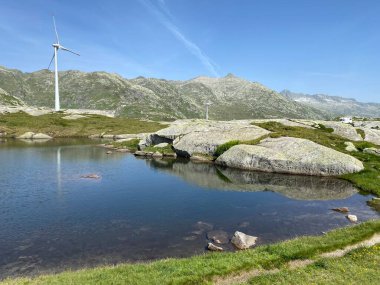 Saint Gotthard Geçidi 'nin İsviçre alp bölgesinde (Gotthard Geçidi) Lago di San Carlo Gölü üzerinde yaz atmosferi, Airolo - Ticino Kantonu (Tessin), İsviçre (Schweiz)