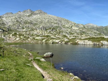 Saint Gotthard Geçidi 'nin İsviçre alp bölgesinde (Gotthard Geçidi) Lago di San Carlo Gölü üzerinde yaz atmosferi, Airolo - Ticino Kantonu (Tessin), İsviçre (Schweiz)