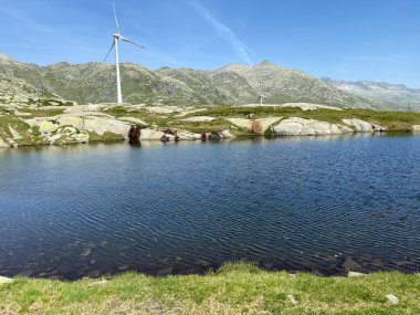 Saint Gotthard Geçidi 'nin İsviçre alp bölgesinde (Gotthard Geçidi) Lago di San Carlo Gölü üzerinde yaz atmosferi, Airolo - Ticino Kantonu (Tessin), İsviçre (Schweiz)