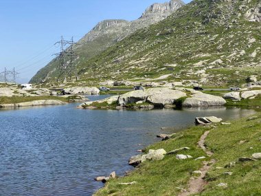 Saint Gotthard Geçidi 'nin İsviçre alp bölgesinde (Gotthard Geçidi) Lago di San Carlo Gölü üzerinde yaz atmosferi, Airolo - Ticino Kantonu (Tessin), İsviçre (Schweiz)