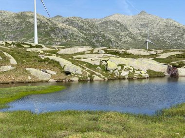 Saint Gotthard Geçidi 'nin İsviçre alp bölgesinde (Gotthard Geçidi) Lago di San Carlo Gölü üzerinde yaz atmosferi, Airolo - Ticino Kantonu (Tessin), İsviçre (Schweiz)