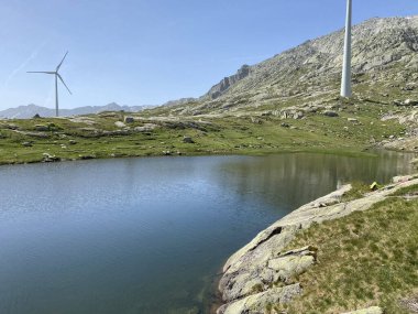 Saint Gotthard Geçidi 'nin İsviçre alp bölgesinde (Gotthard Geçidi) Lago di San Carlo Gölü üzerinde yaz atmosferi, Airolo - Ticino Kantonu (Tessin), İsviçre (Schweiz)
