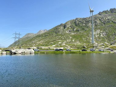 Saint Gotthard Geçidi 'nin İsviçre alp bölgesinde (Gotthard Geçidi) Lago di San Carlo Gölü üzerinde yaz atmosferi, Airolo - Ticino Kantonu (Tessin), İsviçre (Schweiz)