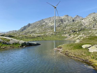 Saint Gotthard Geçidi 'nin İsviçre alp bölgesinde (Gotthard Geçidi) Lago di San Carlo Gölü üzerinde yaz atmosferi, Airolo - Ticino Kantonu (Tessin), İsviçre (Schweiz)