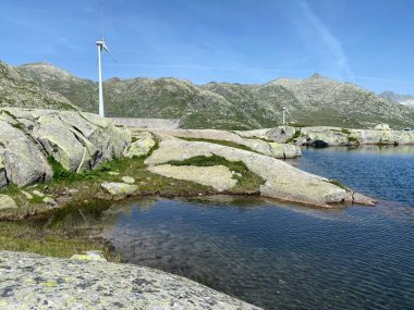 Saint Gotthard Geçidi 'nin İsviçre alp bölgesinde (Gotthard Geçidi) Lago di San Carlo Gölü üzerinde yaz atmosferi, Airolo - Ticino Kantonu (Tessin), İsviçre (Schweiz)