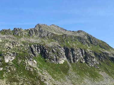 İsviçre Alpleri 'ndeki Monte Prosa zirvesi (2737 m) ve St. Gotthard Geçidi (Gotthardpass), Airolo - Ticino Kantonu (Tessin), İsviçre (Schweiz)