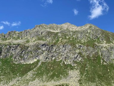 İsviçre Alpleri 'ndeki Monte Prosa zirvesi (2737 m) ve St. Gotthard Geçidi (Gotthardpass), Airolo - Ticino Kantonu (Tessin), İsviçre (Schweiz)