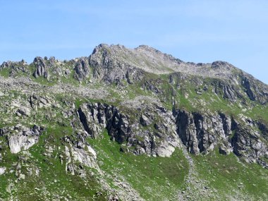 İsviçre Alpleri 'ndeki Monte Prosa zirvesi (2737 m) ve St. Gotthard Geçidi (Gotthardpass), Airolo - Ticino Kantonu (Tessin), İsviçre (Schweiz)