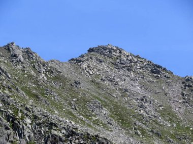İsviçre Alpleri 'ndeki Monte Prosa zirvesi (2737 m) ve St. Gotthard Geçidi (Gotthardpass), Airolo - Ticino Kantonu (Tessin), İsviçre (Schweiz)