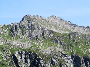 İsviçre Alpleri 'ndeki Monte Prosa zirvesi (2737 m) ve St. Gotthard Geçidi (Gotthardpass), Airolo - Ticino Kantonu (Tessin), İsviçre (Schweiz)