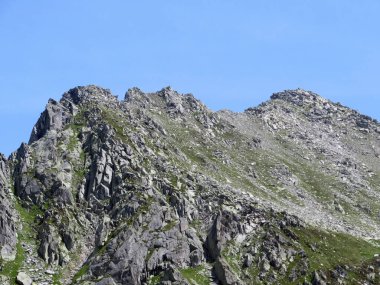 İsviçre Alpleri 'ndeki Monte Prosa zirvesi (2737 m) ve St. Gotthard Geçidi (Gotthardpass), Airolo - Ticino Kantonu (Tessin), İsviçre (Schweiz)