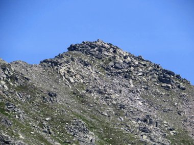 İsviçre Alpleri 'ndeki Monte Prosa zirvesi (2737 m) ve St. Gotthard Geçidi (Gotthardpass), Airolo - Ticino Kantonu (Tessin), İsviçre (Schweiz)