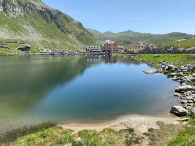 St. Gotthard Geçidi 'nin İsviçre alp bölgesinde Lago della Piazza Gölü' nde (Piazza Gölü) yaz atmosferi, Airolo - Ticino Kantonu (Tessin), İsviçre (Schweiz)