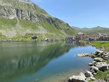 St. Gotthard Geçidi 'nin İsviçre alp bölgesinde Lago della Piazza Gölü' nde (Piazza Gölü) yaz atmosferi, Airolo - Ticino Kantonu (Tessin), İsviçre (Schweiz)