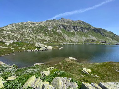 St. Gotthard Geçidi 'nin İsviçre alp bölgesinde Lago della Piazza Gölü' nde (Piazza Gölü) yaz atmosferi, Airolo - Ticino Kantonu (Tessin), İsviçre (Schweiz)