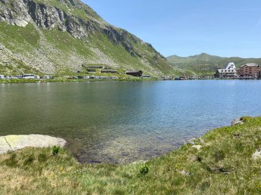 St. Gotthard Geçidi 'nin İsviçre alp bölgesinde Lago della Piazza Gölü' nde (Piazza Gölü) yaz atmosferi, Airolo - Ticino Kantonu (Tessin), İsviçre (Schweiz)