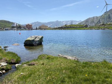 St. Gotthard Geçidi 'nin İsviçre alp bölgesinde Lago della Piazza Gölü' nde (Piazza Gölü) yaz atmosferi, Airolo - Ticino Kantonu (Tessin), İsviçre (Schweiz)