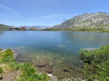 St. Gotthard Geçidi 'nin İsviçre alp bölgesinde Lago della Piazza Gölü' nde (Piazza Gölü) yaz atmosferi, Airolo - Ticino Kantonu (Tessin), İsviçre (Schweiz)