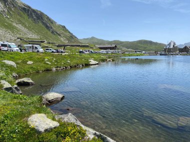 St. Gotthard Geçidi 'nin İsviçre alp bölgesinde Lago della Piazza Gölü' nde (Piazza Gölü) yaz atmosferi, Airolo - Ticino Kantonu (Tessin), İsviçre (Schweiz)