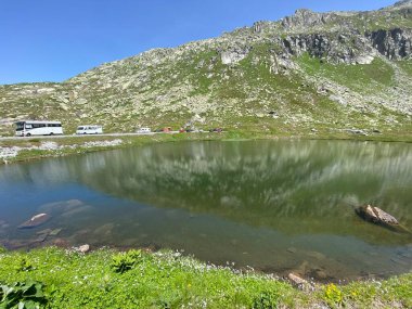 St. Gotthard Geçidi 'nin İsviçre alp bölgesinde Lago della Piazza Gölü' nde (Piazza Gölü) yaz atmosferi, Airolo - Ticino Kantonu (Tessin), İsviçre (Schweiz)