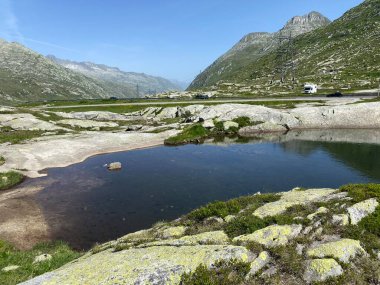 Saint Gotthard Geçidi 'nin İsviçre alp bölgesinde (Gotthard Geçidi) Lago di San Carlo Gölü üzerinde yaz atmosferi, Airolo - Ticino Kantonu (Tessin), İsviçre (Schweiz)