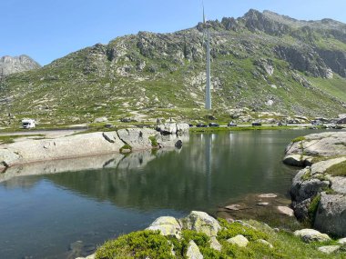 Saint Gotthard Geçidi 'nin İsviçre alp bölgesinde (Gotthard Geçidi) Lago di San Carlo Gölü üzerinde yaz atmosferi, Airolo - Ticino Kantonu (Tessin), İsviçre (Schweiz)