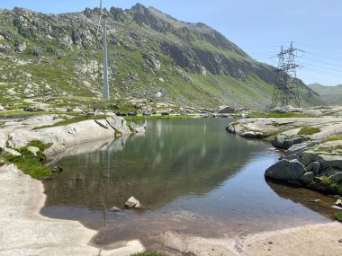 Saint Gotthard Geçidi 'nin İsviçre alp bölgesinde (Gotthard Geçidi) Lago di San Carlo Gölü üzerinde yaz atmosferi, Airolo - Ticino Kantonu (Tessin), İsviçre (Schweiz)