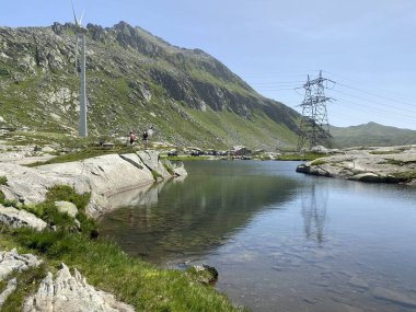 Saint Gotthard Geçidi 'nin İsviçre alp bölgesinde (Gotthard Geçidi) Lago di San Carlo Gölü üzerinde yaz atmosferi, Airolo - Ticino Kantonu (Tessin), İsviçre (Schweiz)