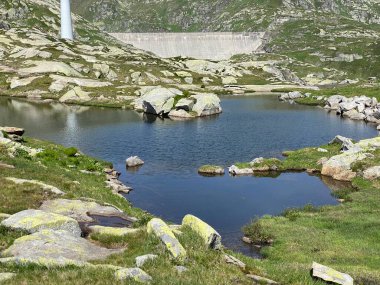 Saint Gotthard Geçidi 'nin İsviçre alp bölgesinde (Gotthard Geçidi) Lago di San Carlo Gölü üzerinde yaz atmosferi, Airolo - Ticino Kantonu (Tessin), İsviçre (Schweiz)