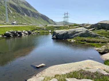 Saint Gotthard Geçidi 'nin İsviçre alp bölgesinde (Gotthard Geçidi) Lago di San Carlo Gölü üzerinde yaz atmosferi, Airolo - Ticino Kantonu (Tessin), İsviçre (Schweiz)